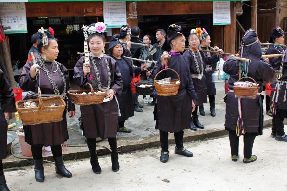 Trekking vers des femmes miao à la fête du Double Deux au Guizhou oriental