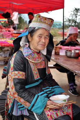 Trek vers une femme miao au marché de Dujiang au Guizhou oriental