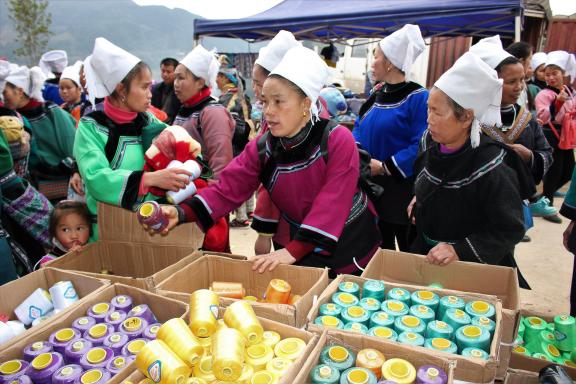 Rencontre de femmes shui au marché de Dujiang au Guizhou oriental