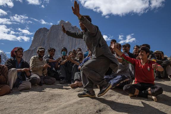 équipe baltis devant Cathédrales du Baltoro en Himalaya