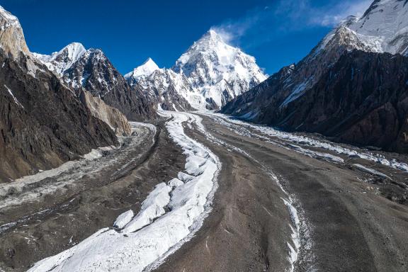 Trek sur le Baltoro avec la vue sur le K2 au pakistan