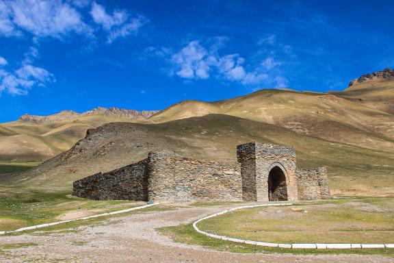 Randonnée caravanserail Tash Rabat route de la soie Kirghizistan