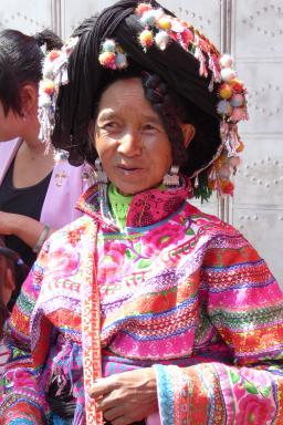 Trek avec  une femme yi du  nord du Yunnan au nord de Chuxiong