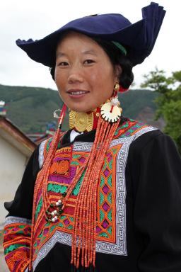 Trek avec une femme yi des Grandes Montagnes Froides au sud du Sichuan