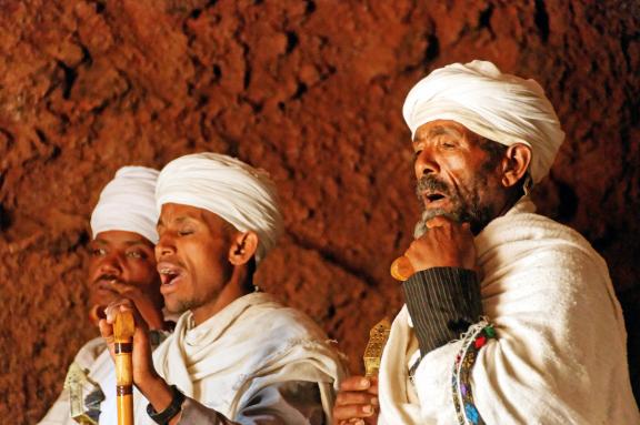 Voyage d'avanture et prêtres en prières en Abyssinie