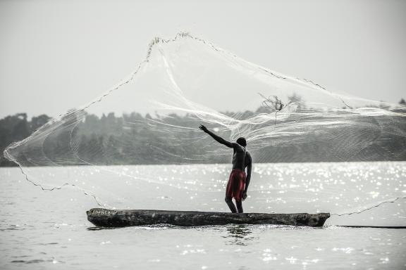 Rencontre du pêcheur au filet sur le Lac Nokoué