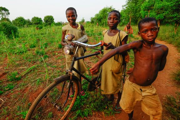 Trek dans la brousse à la rencontre des enfants Holi près de Issaba