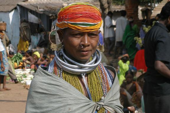 Voyage vers une femme bonda au marché hebdomadaire en Orissa