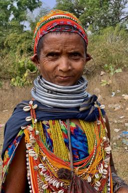 Randonnée vers une femme du peuple bonda dans les collines de l'Orissa