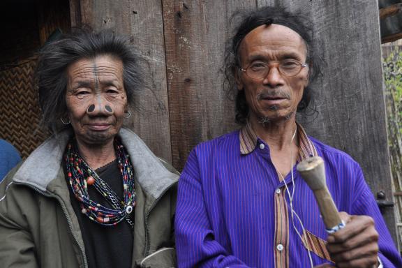 Voyage vers un couple du peuple apatani au centre de l'Arunachal Pradesh