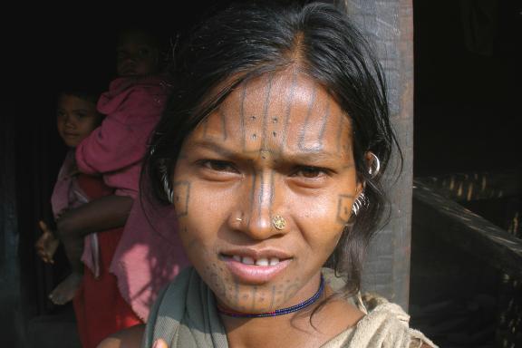 Trekking vers une femme kutia kondh devant sa maison en Orissa