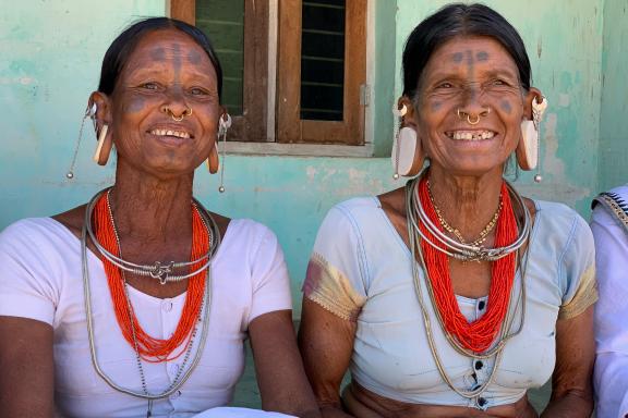 Randonnée vers des femmes du peuple langia saora en Orissa