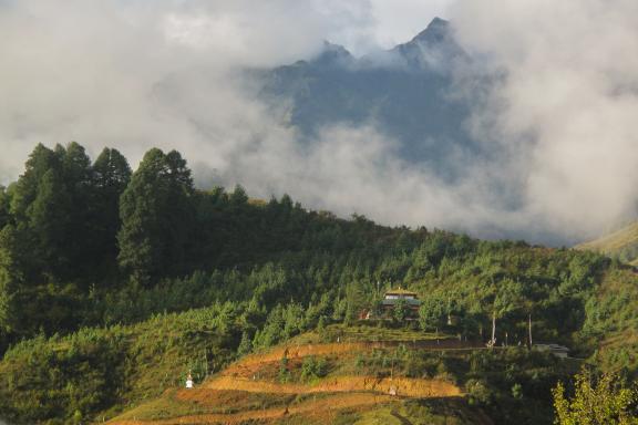 Trek vers une nonnerie bouddhiste dans la montagne aux environs de Tawang