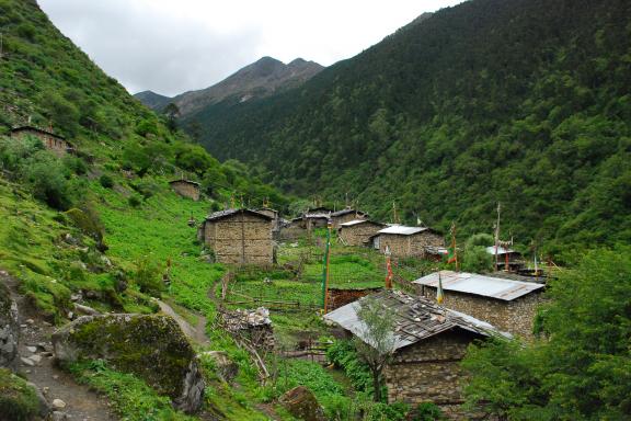 Trekking vers un village isolé du peuple monpa en Arunachal Pradesh occidental