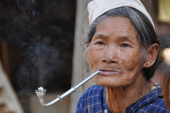 Randonnée vers une femme du peuple khamu dans un village du nord-ouest du Laos
