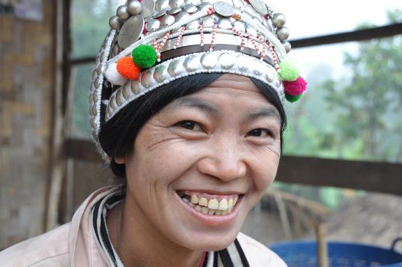 Trekking vers une femme iko et sa coiffe dans un village du nord-ouest du Laos