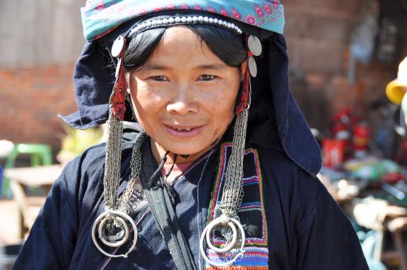 Rencontre avec une femme du peuple akha dans la région de Ban Pak Nam Noi