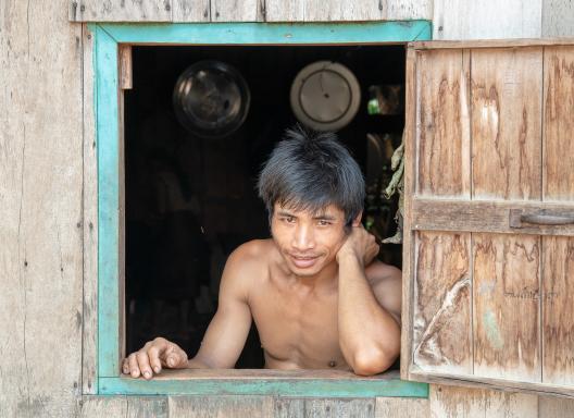 Rencontre avec un homme à sa fenêtre dans un village du nord Laos