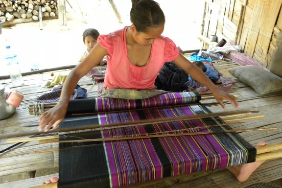 Voyage vers une femme tissant avec un métier traditionnel dans un village des montagnes du nord Laos