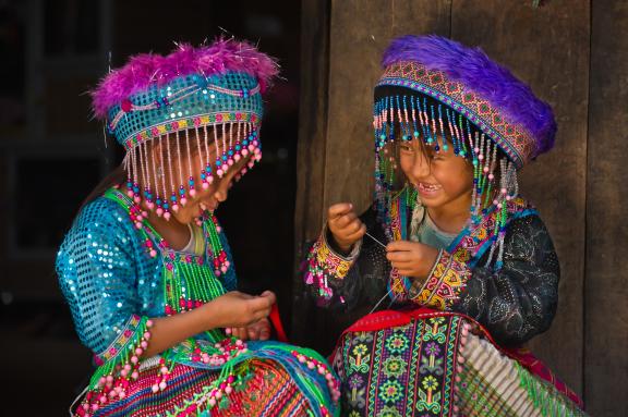 Immersion chez des jeunes filles hmong qui brodent dans un village du nord Laos