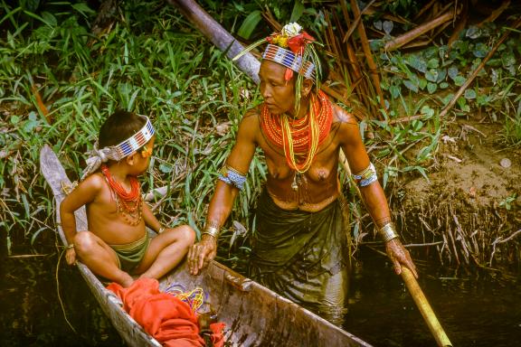 Navigation vers femme et enfant mentawaï sur la rivière à Siberut