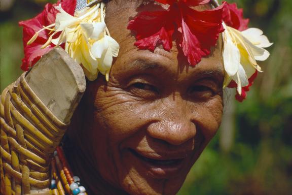 Randonnée vers un homme-fleur mentawaï sur l'île de Siberut