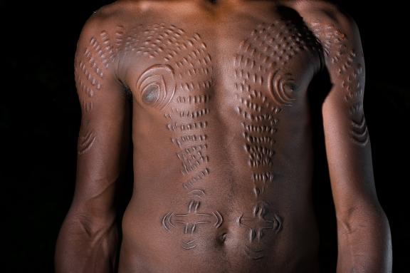 Rencontre d'un homme-crocodile yatmul de la région du fleuve Sepik