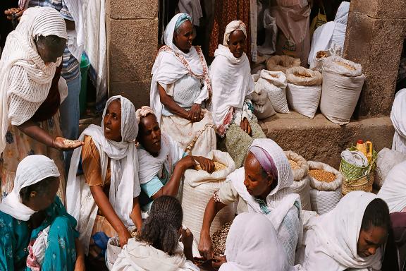 Rencontre de femmes au marché d'Asmara