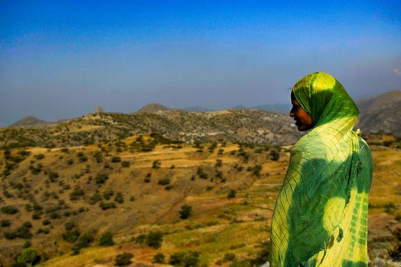 Randonnée avec une femme dans le Tgray du sud du pays