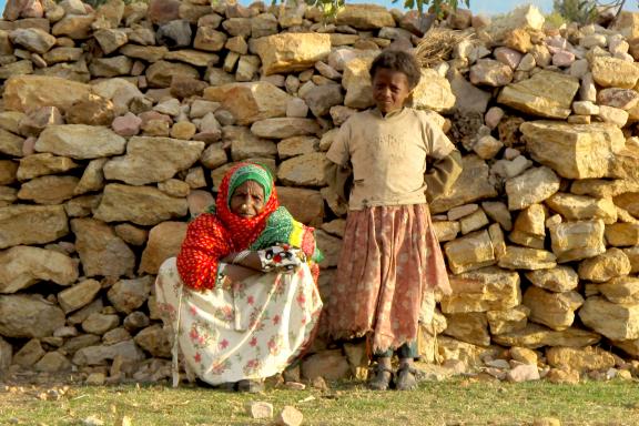 Échange avec une grands-mère et enfant dans le Massif du Tigray