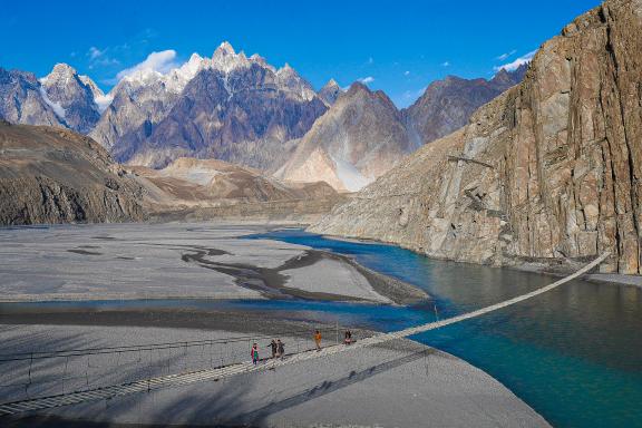 Vue des cones de Passu sur le pont Husseini