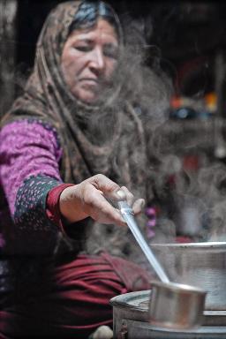 Pause chai femme wakhi vallée de Chapursan au Pakistan