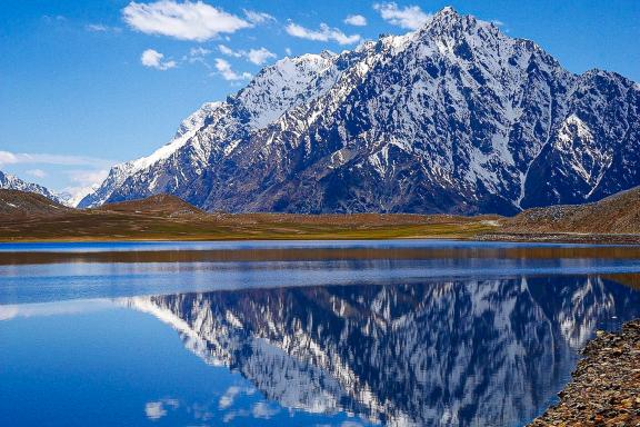 Reflet sur lac au col de Shandur Hindou Kouch Gilgit