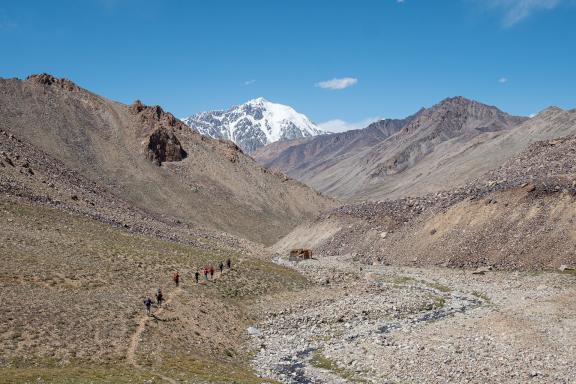 Trek dans le paysage mineral du Pamir central à Uchkul