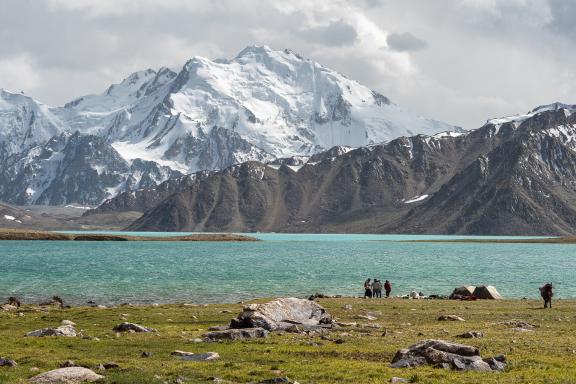 Bivouac sure les rives des eaux turquoise du lac de Zaroshkul face au massif du Rushan