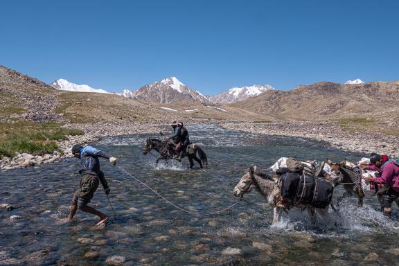 Trek et traversée de rivière sur les sentiers dans la vallée de Batchor