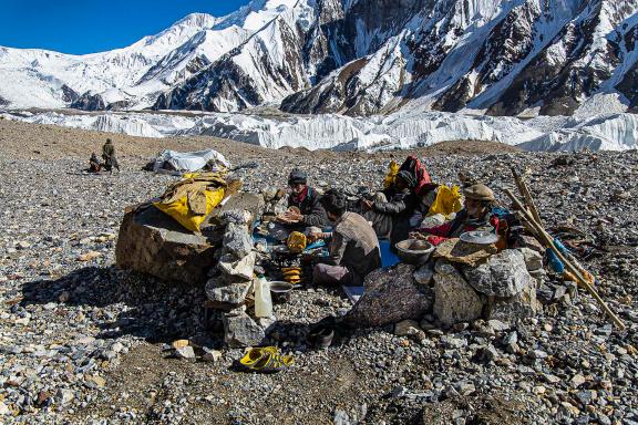 Trekking snow lake en Himalaya