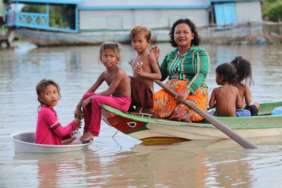 Navigation vers une famille de pêcheurs sur le lac Tonlé Sap