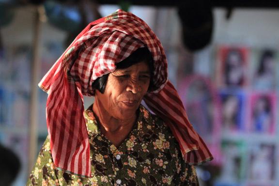 Voyage vers une femme khmère et son couvre-chef typique au coeur du Cambodge