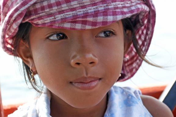 Rencontre d'une jeune fille khmère dans la campagne cambodgienne