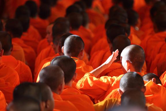 Voyage vers un rassemblement de moines bouddhistes dans une pagode khmère