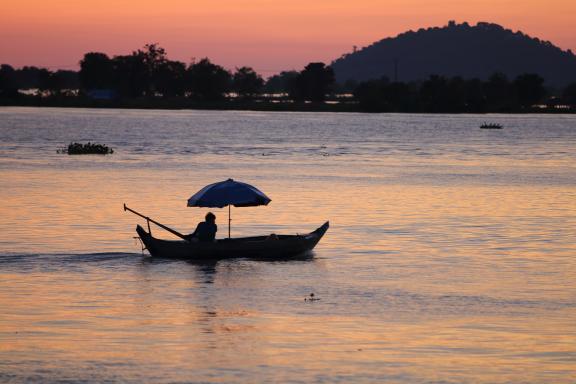 Voyage vers un coucher de soleil fluvial sur le Mékong