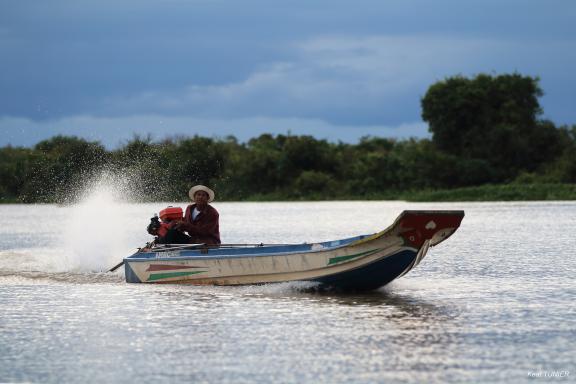 Navigation vers un bateau rapide vers le lac Tonlé Sap