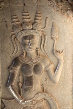 Découverte d'une sculpture murale d'Apsara dans le temple d'Angkor Vat