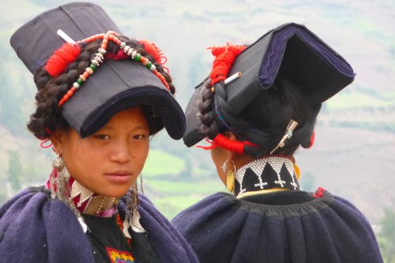 Rencontre de femmes du peuple yi dans la région de Meigu