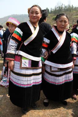 Randonnée avec des femmes miao de Guanzhai dans le nord-est du Guizhou