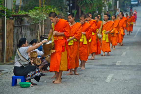 Randonnée vers des moines bouddhistes quêtant leur nourriture dans les rues de Luang Prabang