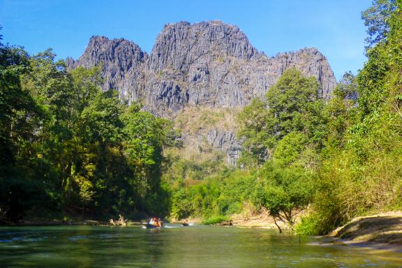 Navigation sur la rivière Hin Boun en amont de la grotte de Konglor