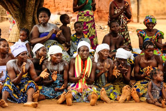 Immersion avec les villageoises participant aux fêtes Vodou près d'Ouidah