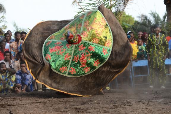 Tourisme pour assister à la danse de l'Egun-gun au Festival Vodou du Bénin